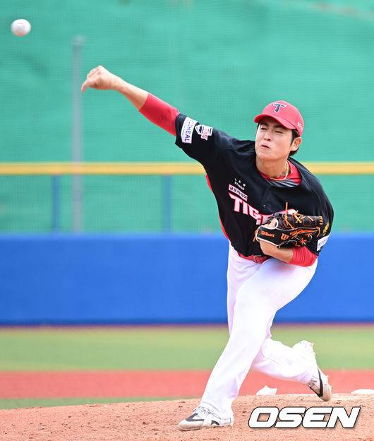 [OSEN=오키나와(일본), 최규한 기자] 2026 WBC(월드베이스볼클래식)를 준비하는 대한민국 야구 대표팀이 24일 일본 오키나와 가데나 야구장에서 프로야구 KIA 타이거즈와 연습경기를 펼쳤다. 야구 대표팀은 오키나와에서 국내 팀들과 6차례 연습경기를 치르며 전력을 끌어올릴 예정이다.6회말 마운드에 오른 KIA 이태양이 힘차게 공을 뿌리고 있다. 2026.02.24 / dreamer@osen.co.kr