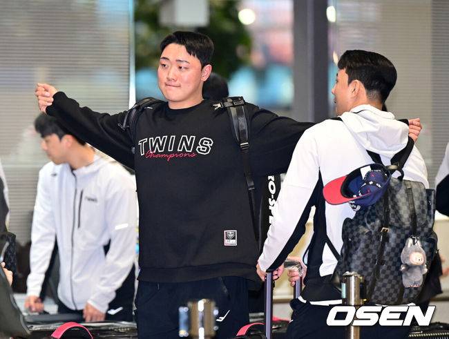 [OSEN=인천공항, 최규한 기자] 프로야구 LG 트윈스가 23일 오후 2026 시즌을 준비하기 위해 22일 오후 인천공항을 통해 미국으로 출국했다.LG는 오는&nbsp;25일부터&nbsp;2월&nbsp;22일까지 미국 애리조나에서 1차&nbsp;스프링캠프를 펼친다. LG 이재원과 정우영이 출국 수속을 밟고 있다. 2026.01.23 / dreamer@osen.co.kr