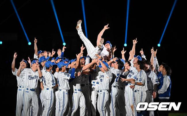 [OSEN=대구, 이석우 기자] '끝판대장' 오승환(43·삼성 라이온즈)이 21년 간의 프로 생활을 마치고 30일 대구 삼성라이온즈파크에서 열린 KBO리그 KIA 타이거즈전을 마치고 은퇴식을 가졌다.2005년 삼성 라이온즈에서 데뷔한 오승환은 2013년까지 KBO리그를 평정한 뒤, 일본프로야구(NPB)와 미국 메이저리그(MLB)에서도 '끝판대장'의 명성을 날리고 한국에 돌아와 5시즌을 더 뛰었다. KBO리그 15시즌 동안 오승환이 기록한 성적은 737경기 44승 33패 19홀드 427세이브 평균자책점 2.32, 한미일 통산 549세이브를 기록했다. 삼성 구단은 이만수, 양준혁,이승엽에 이어 오승환의 등번호 21번을 영구결번하기로 결정했다.삼성 선수들이 은퇴하는 오승환을 헹가래치고 있다. / foto0307@osen.co.kr