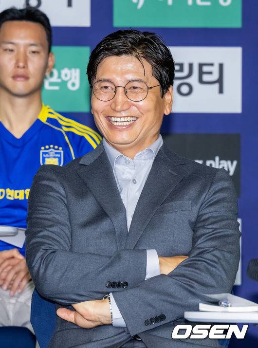 [OSEN=박준형 기자] 25일 서울 서대문구  스위스그랜드 호텔 컨벤션센터에서  하나은행 K리그 2026 개막 미디어데이가 진행됐다.프로축구 K리그 29개 구단이 새 시즌 개막을 앞두고 저마다 당찬 출사표를 던졌다. 전북 정정용 감독이 미소 짓고 있다.  2026.02.25 / soul1014@osen.co.kr