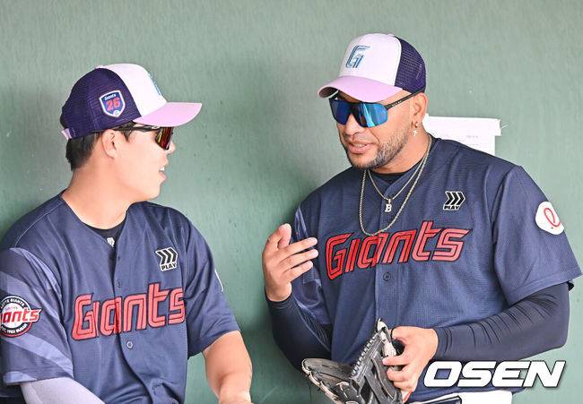 [OSEN=타이난(대만) , 이석우 기자] 프로야구 롯데 자이언츠가 2일(한국시간) 대만 타이난 아시아-태평양 국제야구센터에 스프링캠프를 차리고 구슬땀을 흘렸다.김태형 감독 등&nbsp;코치진과 투수&nbsp;20명,&nbsp;포수&nbsp;5명,&nbsp;내야수&nbsp;9명,&nbsp;외야수&nbsp;7명 등 총&nbsp;41명의 선수단이 1월 20일까지 1차 캠프에서 체력 강화와 기술 훈련을 치른 뒤 21일부터 3월 5일까지 일본 미야자키로 옮겨 2차 캠프에서 구춘리그에 참가해 실전 감각을 점검한다.롯데 레이예스가 훈련 도중 고승민과 얘기하고 있다. 2026.02.02 / foto0307@osen.co.kr