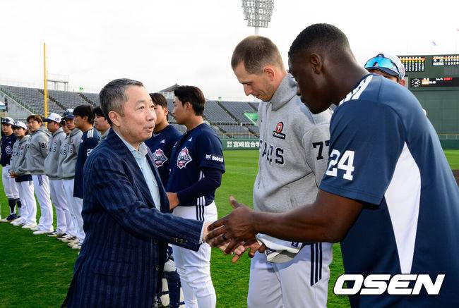 [OSEN=미야자키(일본), 지형준 기자] 두산 베어스가 25일 일본 미야자키 산마린 스타디움에서 일본프로야구 세이부 라이온스와의 구춘대회 첫 경기를 가졌다.이날 두산은 세이부에 3-6으로 패했다. 경기를 마치고 두산 베어스 구단주인 박정원 두산그룹 회장이 플렉센, 카메론을 격려하고 있다. 2026.02.25 /jpnews@osen.co.kr