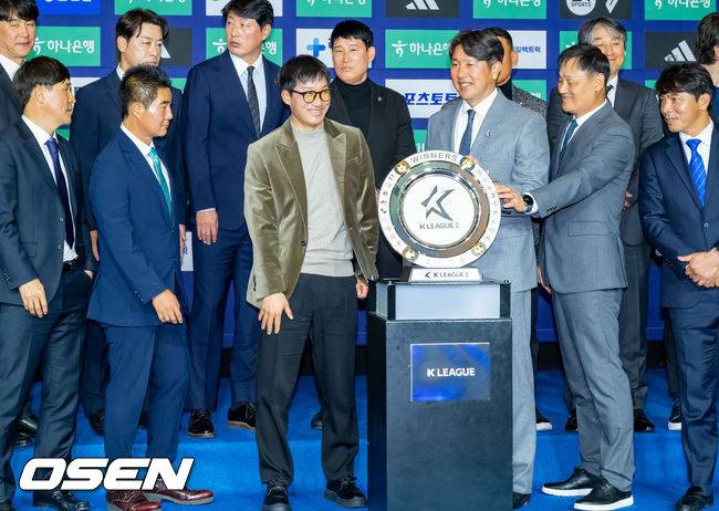 [OSEN=박준형 기자] 25일 서울 서대문구  스위스그랜드 호텔 컨벤션센터에서 하나은행 K리그 2026 개막 미디어데이(2부 K리그2)가 진행됐다.프로축구 K리그 29개 구단이 새 시즌 개막을 앞두고 저마다 당찬 출사표를 던졌다. K리그2 구단 감독들이 우승트로피를 놓고 미소 짓고 있다.  2026.02.25 / soul1014@osen.co.kr