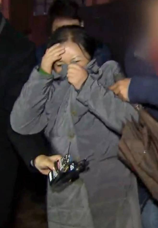 2016년 11월26일 최순득씨가 서울 서초구 서울중앙지검에서 참고인 신분으로 조사를 받고 귀가하고 있다. 뉴시스