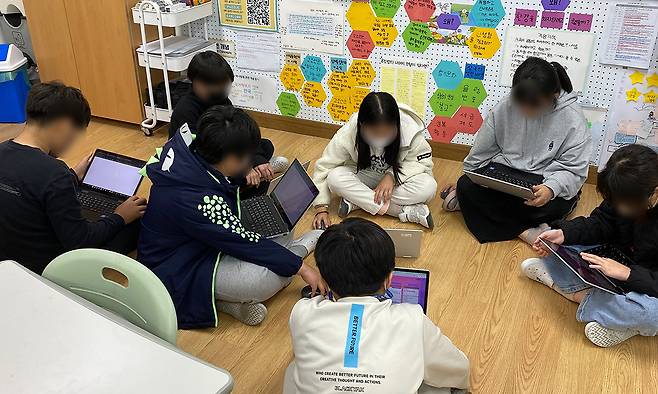 대구 달성군 현풍초 5학년 3반 학생들이 교실에서 인공지능 챗봇 ‘셀리’를 사용하고 있다. 권희수 교사 제공