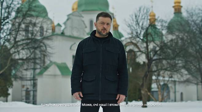 볼로디미르 젤렌스키 우크라이나 대통령은 러시아의 침공 4주년인 24일(현지시간) 수도 키이우 반코바 모처 지하벙커 근처에서 대국민 메시지를 발표하고 있다. 2026.2.24 우크라 대통령실