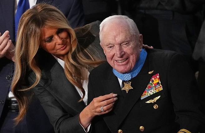 지난 24일 워싱턴 D.C. 미국 국회의사당 하원 회의장에서 도널드 트럼프 대통령이 상·하원 합동 회의에서 국정 연설을 하는 동안, 멜라니아 여사가 로이스 윌리엄스에게 명예 훈장을 수여하고 있다. AP 연합뉴스