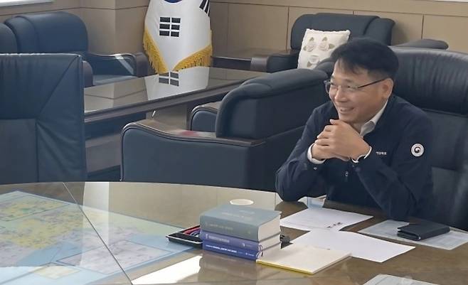 이경근 광주지방노동청 여수지청장이 직원들과 환담을 나누고 있다.