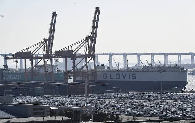 도널드 트럼프 미국 대통령이 26일(현지시간) 한국 의회가 무역 합의를 이행하지 않고 있다며 상호관세를 비롯해 자동차 등 품목 관세를 15%에서 25%로 인상하겠다고 밝혔다. 사진은 수출용 차량들이 27일 경기 평택시 평택항에 세워져 있는 모습. 2026.1.27 이지훈 기자