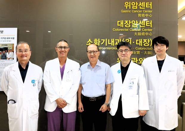 가천대길병원 박철현(왼쪽부터) 심장혈관흉부외과 교수, 이원석 외과 교수가 최근 내원한 권순상 씨와 한승환 심장내과 교수, 허규진 응급의학과 교수와 함께 사진을 찍었다. 사진 제공=가천대길병원