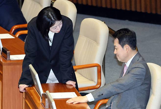 국민의힘 장동혁 대표와 배현진 의원이 9일 국회에서 열린 2월 임시국회 본회의에서 대화하고 있다. ⓒ연합뉴스