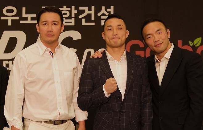 김수철과 양지용이 3월 15일 서울 장충체육관서 상금 1억 원을 놓고 글로벌 토너먼트 결승전 재대결을 벌인다. 로드FC는 지난해 12월 열린 둘의 1차전에서 ‘버팅 반칙’이 나왔다고 판정해 둘의 재대결을 추진했다. 사진은 오른쪽부터 김수철, 양지용, 로드FC 정문홍 회장. 사진제공｜로드FC