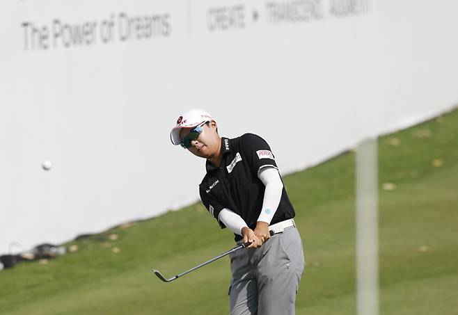김효주가 지난 22일 태국 촌부리 시암 컨트리클럽 올드코스에서 열린 혼다 LPGA 타일랜드 최종 라운드에서 칩샷을 한 후 공을 지켜보고 있다.  파타야 | EPA연합