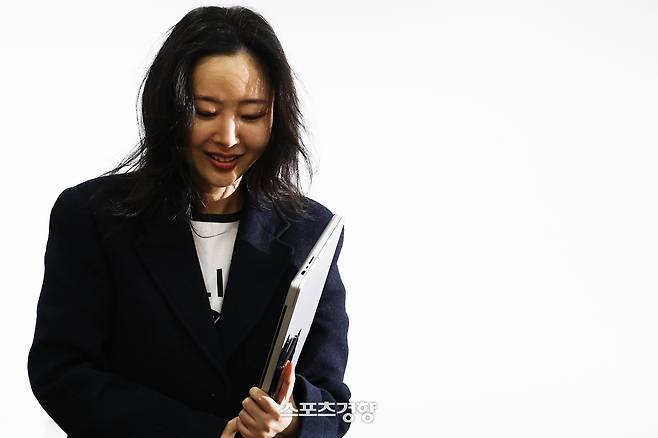 민희진 어도어 전 대표가 25일 서울 종로구 교원챌린지홀에서 열린 민희진-하이브 간 255억 풋옵션 소송 1심 승소 관련 기자회견을 마치고 회견장을 나서고 있다. 문재원 기자