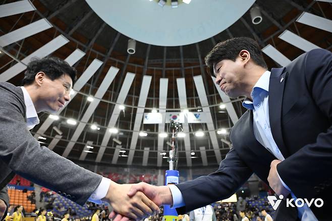 강성형 현대건설 감독과 김종민 한국도로공사 감독. KOVO 제공