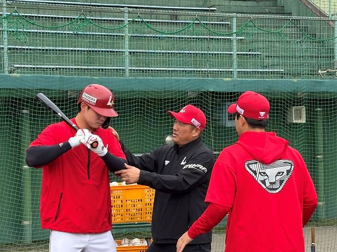 ▲ 야마사키 인스트럭터는 파워는 한국이 더 좋다면서 그 파워 안에 기술력이 들어오면 일본과도 막상막하의 경기를 할 수 있다고 강조한다 ⓒSSG랜더스