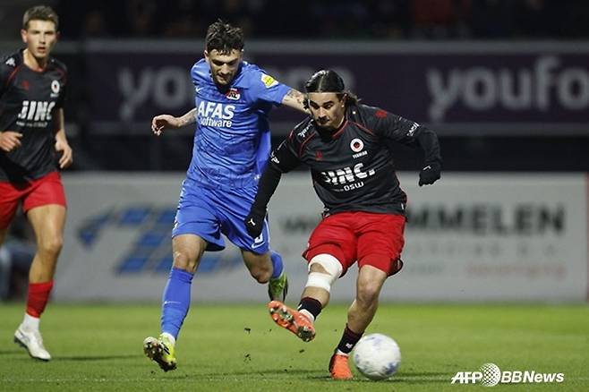 볼 경합을 펼치는 트로이 패럿(왼쪽). /AFPBBNews=뉴스1