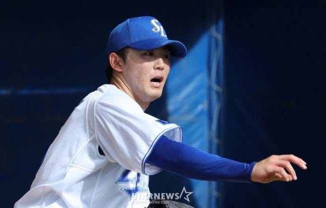 삼성 라이온즈가 22일 일본 오키나와 온나손 아카마 볼파크에서 스프링 캠프를 진행했다.  미야지가 불펜 피칭 훈련을 하고 있다. /사진=김진경 대기자