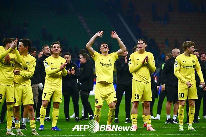 보되/글림트 선수들이 25일(한국 시각) 유럽축구연맹(UEFA) 챔피언스리그 16강 진출에 성공한 뒤 기뻐하고 있다. /AFPBBNews=뉴스1