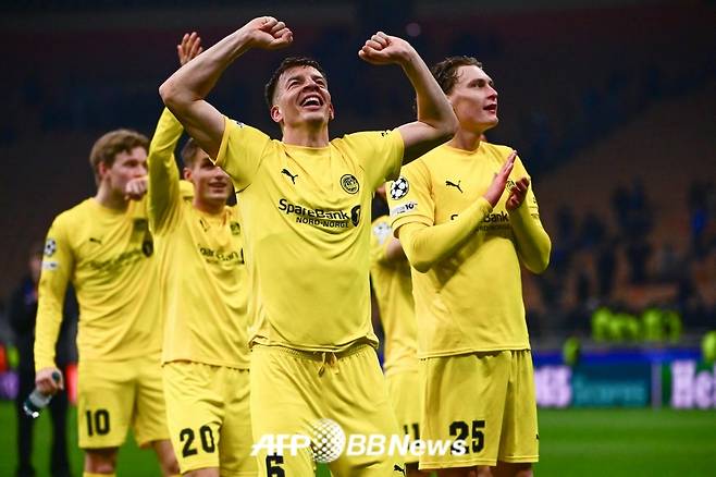 보되/글림트 선수들이 25일(한국 시각) 유럽축구연맹(UEFA) 챔피언스리그 16강 진출에 성공한 뒤 기뻐하고 있다. /AFPBBNews=뉴스1