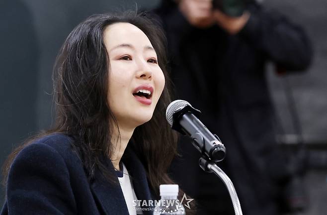 오케이 레코즈 대표 민희진이 25일 서울 종로구 교원 챌린지홀에서 열린 1심 소송 결과와 향후 계획 발표를 위한 기자회견에서 발언하고 있다. /2026.02.25 /사진=김휘선 hwijpg@