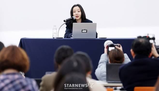 오케이 레코즈 대표 민희진이 25일 서울 종로구 교원 챌린지홀에서 열린 1심 소송 결과와 향후 계획 발표를 위한 기자회견에서 발언하고 있다. /2026.02.25 /사진=김휘선 hwijpg@