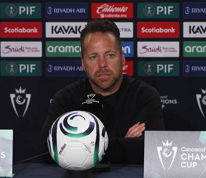 마크 도스 산토스 로스앤젤레스FC 감독이 손흥민이 전반전 종료 후 교체된 이유는 설명하고 있다. /사진=로스앤젤레스FC 공식 제공