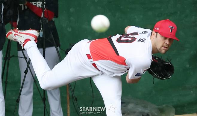 [B하인드★] 챔필 에이스 네일의 위력적인 불펜 피칭 31구 '스위퍼, 커터 레벨업! 형우-찬호 붙어보자'