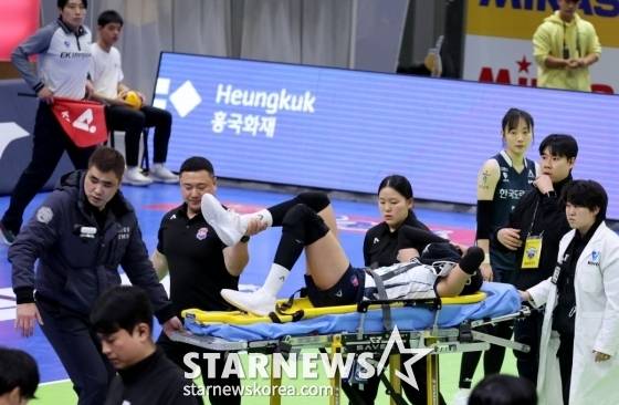 타나차가 24일 수원체육관에서 열린 진에어 2025~2026V리그 여자부 현대건설과 한국도로공사 경기 5세트 도중 부상으로 실려나가고 있다. /사진=강영조 선임기자
