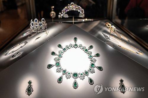 도난당한 마리 루이즈 황후의 에메랄드·다이아몬드 목걸이와 귀걸이 [AFP 연합뉴스 자료사진. 재판매 및 DB 금지]