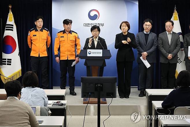 응급환자 이송체계 혁신 시범사업 관련 브리핑 하는 정은경 장관 (서울=연합뉴스) 이정훈 기자 = 정은경 보건복지부 장관이 25일 서울 종로구 정부서울청사에서 응급환자 이송체계 혁신 시범사업 관련 브리핑을 하고 있다. 2026.2.25 uwg806@yna.co.kr