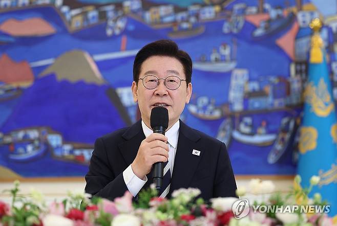 이재명 대통령, 민주당 상임고문단과 오찬 (서울=연합뉴스) 김도훈 기자 = 이재명 대통령이 25일 청와대에서 열린 더불어민주당 상임고문단 오찬 간담회에서 발언하고 있다. 2026.2.25 superdoo82@yna.co.kr