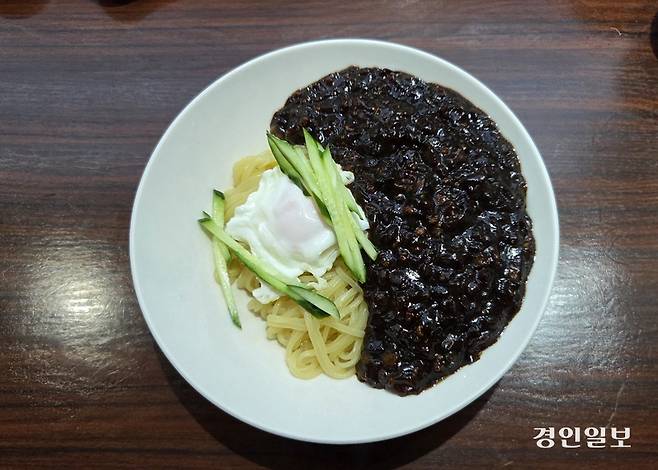 인천 중구 신승반점의 유니짜장.