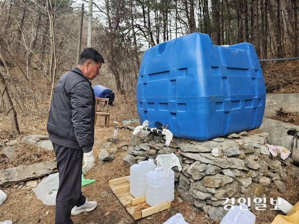 남양주시 수동면 진둔리 영평사 인근에서 수동면 몰골안 작목반원이 고로쇠를 채취하고 있다. 2026.2.25 남양주/이종우기자 ljw@kyeongin.com