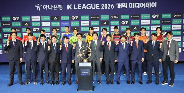 25일 서울 서대문구 스위스 그랜드호텔 컨벤션센터에서 열린 ‘하나은행 K리그 2026 개막 미디어데이’에서 감독과 선수들이 기념촬영을 하고 있다. 2026.2.25 /연합뉴스