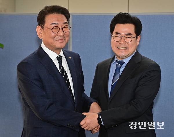 손을 맞잡은 김교흥(왼쪽) 의원과 박찬대 의원. 2026.2.26 /조재현기자 jhc@kyeongin.com