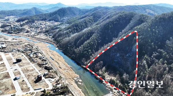 양평군이 과거 ‘경기 FIRST 정책 공모사업’에서 1위를 차지해 특별조정교부금(특조금) 100억원을 확보해 폐채석장을 클라이밍과 레저시설을 갖춘 ‘라온 에코 포레스트’로 조성할 계획이었지만, 낙석 위험이 높다는 판단이 나오면서 지난해 사업이 중단됐다. 사진 점선 표시부분은 양평군 용문면 다문리 산에 방치된 폐철도 자갈 채석장. 2026.2.25 /최은성기자 ces7198@kyeongin.com