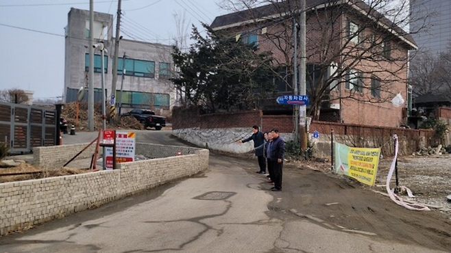 ▲ 2025년 1월 20일 성남시 수정구 사송동 1통 주민들이 370번지 토지주가 '현황도로'에 설치한 담장을 가리키고 있다. /인천일보 DB
