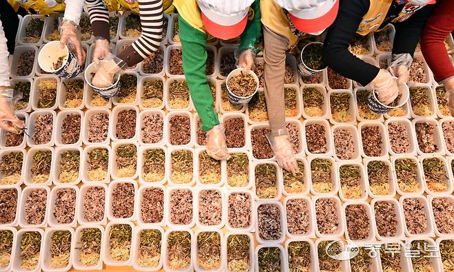 수원시 대한적십자사 경기도지사에서 봉사원들이 정월대보름을 앞두고 취약계층에 전달할 오곡밥과 나물을 포장하고 있다. 노민규기자