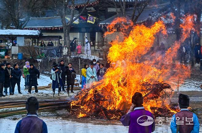 정월대보름을 사흘 앞둔 9일 용인시 기흥구 한국민속촌에서 열린 달집태우기 행사를 찾은 시민들이 타오르는 달집을 보며 올해의 안녕을 기원하고 있다. 임채운기자
