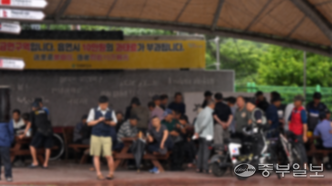 안산시 원곡동 안산다문화이주민플러스센터 인근에 위치한 세계 각국과의 거리를 표기한 설치물 앞으로 외국인이 발걸음을 옮기고 있다. 김경민기자