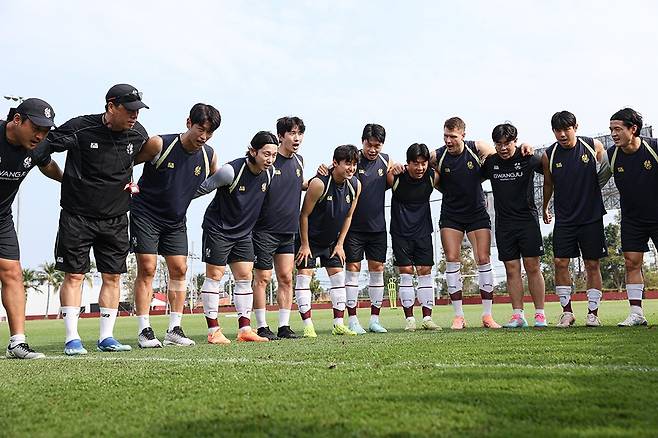 이정규 감독과 선수단이 태국 후아힌 전지훈련에서 새 시즌 결의를 다지고 있다.   <광주FC 제공>