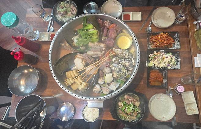 광주 광산구 신가동에 자리한 '문어랑'은 신선한 해산물과 갈비가 어우러진 문어해물갈비전골을 비롯해 해물조개전골, 키조개삼합, 홍어삼합, 문어해물보쌈 등을 선보이고 있다. /윤태민 기자 ytm@namdonews.com