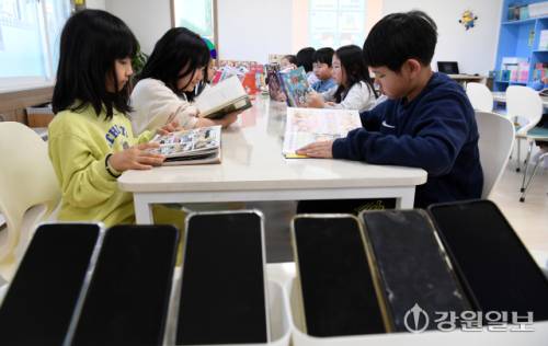 최근 아동·청소년들의 스마트폰 사용량이 많아지면서 춘천시중독관리통합지원센터가 운영하는 스마트폰 중독 예방 프로그램이 호응을 얻고 있다. 25일 춘천 근화꿈자람나눔터에서 스마트폰 과의존 예방 교육에 참여한 어린이들이 스마트폰 대신 동화책을 읽고 있다. 박승선기자