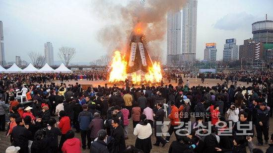 ▲ 울산 남구 태화강 둔치에서 달집태우기를 하고 있다. 경상일보 자료사진