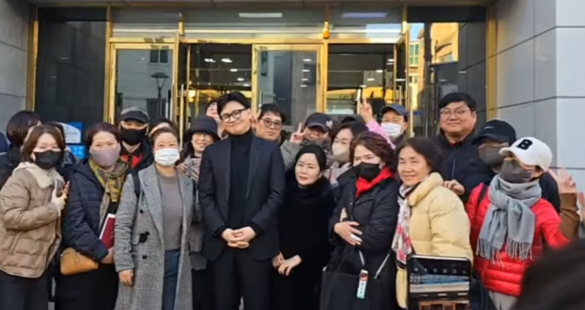 한동훈 전 국민이힘 당 대표가 25일 대구 중구 남산동 2·28 민주운동기념회관에서 지지자와 사진을 찍고 있다. 유튜브