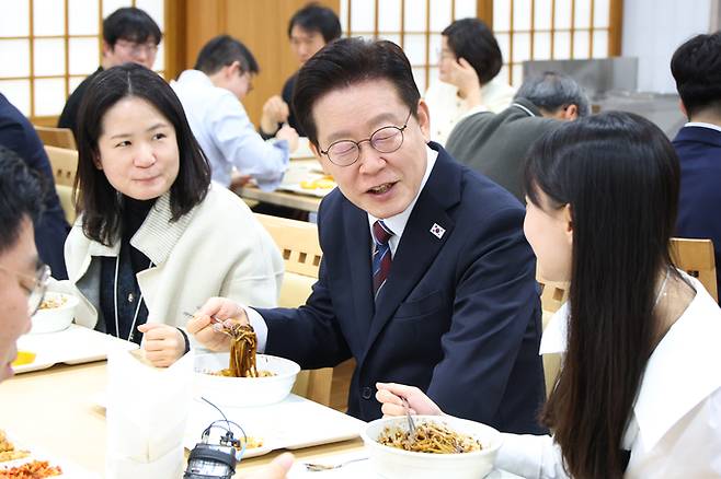 ▲ 이재명 대통령이 26일 청와대 춘추관 구내식당을 찾아 출입기자들과 오찬을 하고 있다.연합