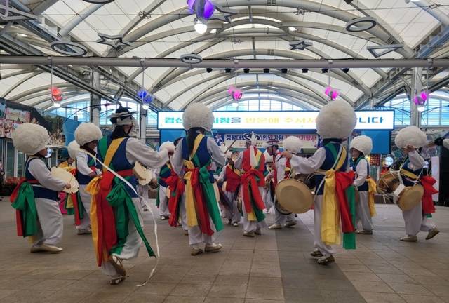 지난해 보인농악 주관으로 경산공성시장과 하양꿈바우시장에서 '시민 안녕 기원 지신밟기 행사' 모습 경산시 제공