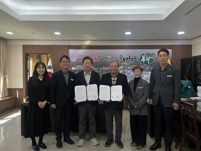 25일 봉화군청 군수실에서 열린 '퇴원 환자 지역사회 연계사업' 업무협약식에서 박현국 군수(왼쪽 세번째부터)와 권성규 봉화해성병원 이사장 등 관계자들이 협약서를 들고 기념촬영을 하고 있다. 봉화군 제공