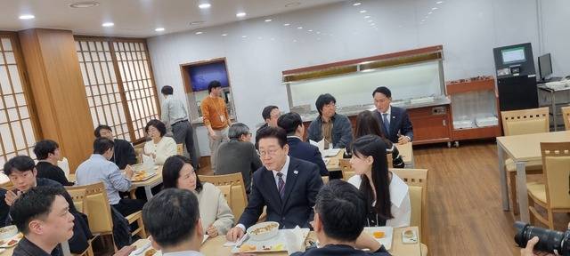 이재명 대통령이 26일 청와대 춘추관 식당을 방문해 기자들과 오찬을 하고 있다. 이영란 기자